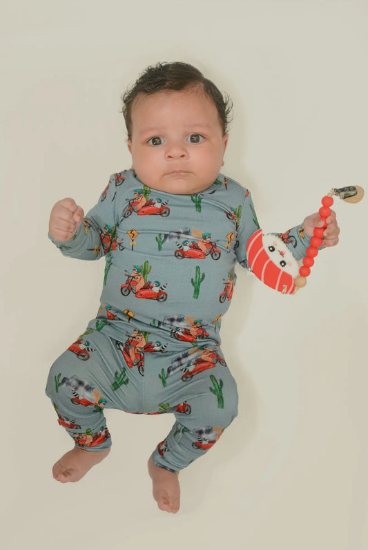 The Petite Giraffe bamboo long sleeve 2-piece pajamas